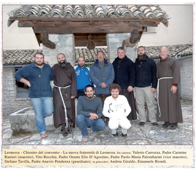 i postulanti nel chiostro del convento